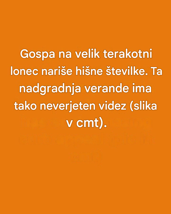Gospa na velik terakotni lonec nariše hišne številke. Ta nadgradnja verande ima tako neverjeten videz.
