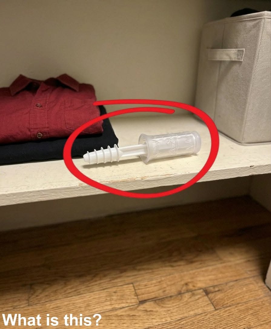 Danes zvečer sem odprl ženino omaro in tole odkril v njej.