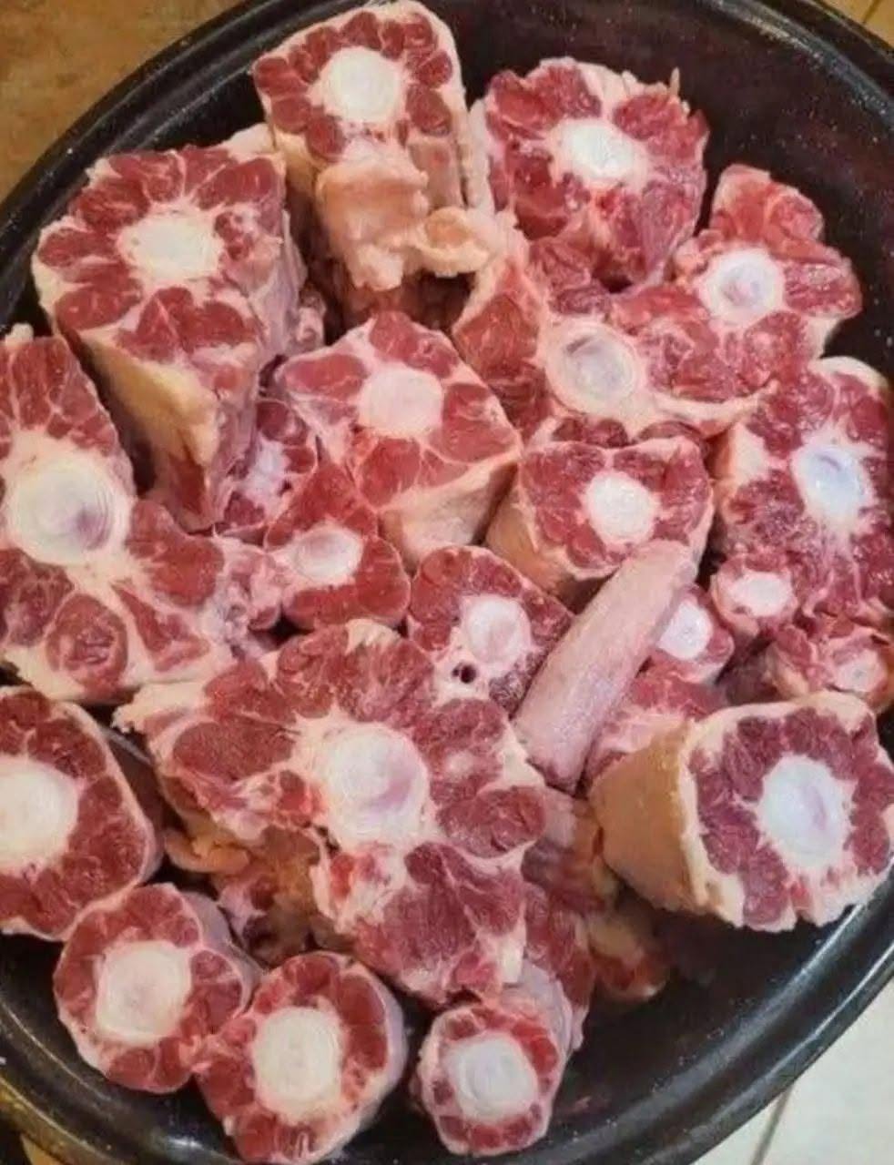 Počasi kuhana rustikalna pečenka z česnom in zelišči