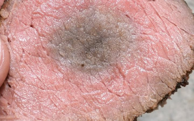 Zakaj vaša pečenka iz delikatese postane sivo rjava